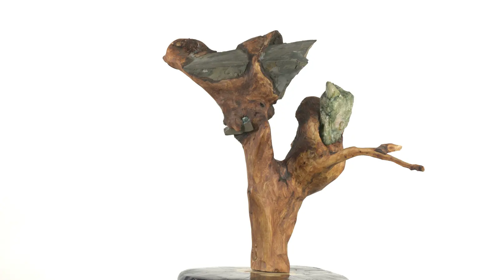 Figure animale — forme bondissante (oiseau / félin) sculptée dans bois torturé, pierre verte encastrée, base ronde peinte. — vue 3