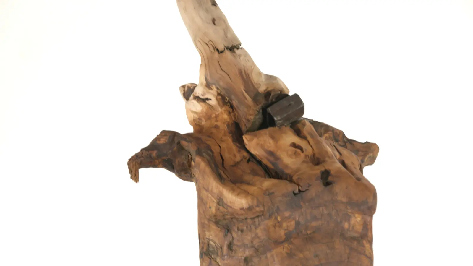 Verticale épurée — base béton avec cailloux blancs, tige métallique forgée serpentine, bloc de bois travaillé en sommet. — vue 2