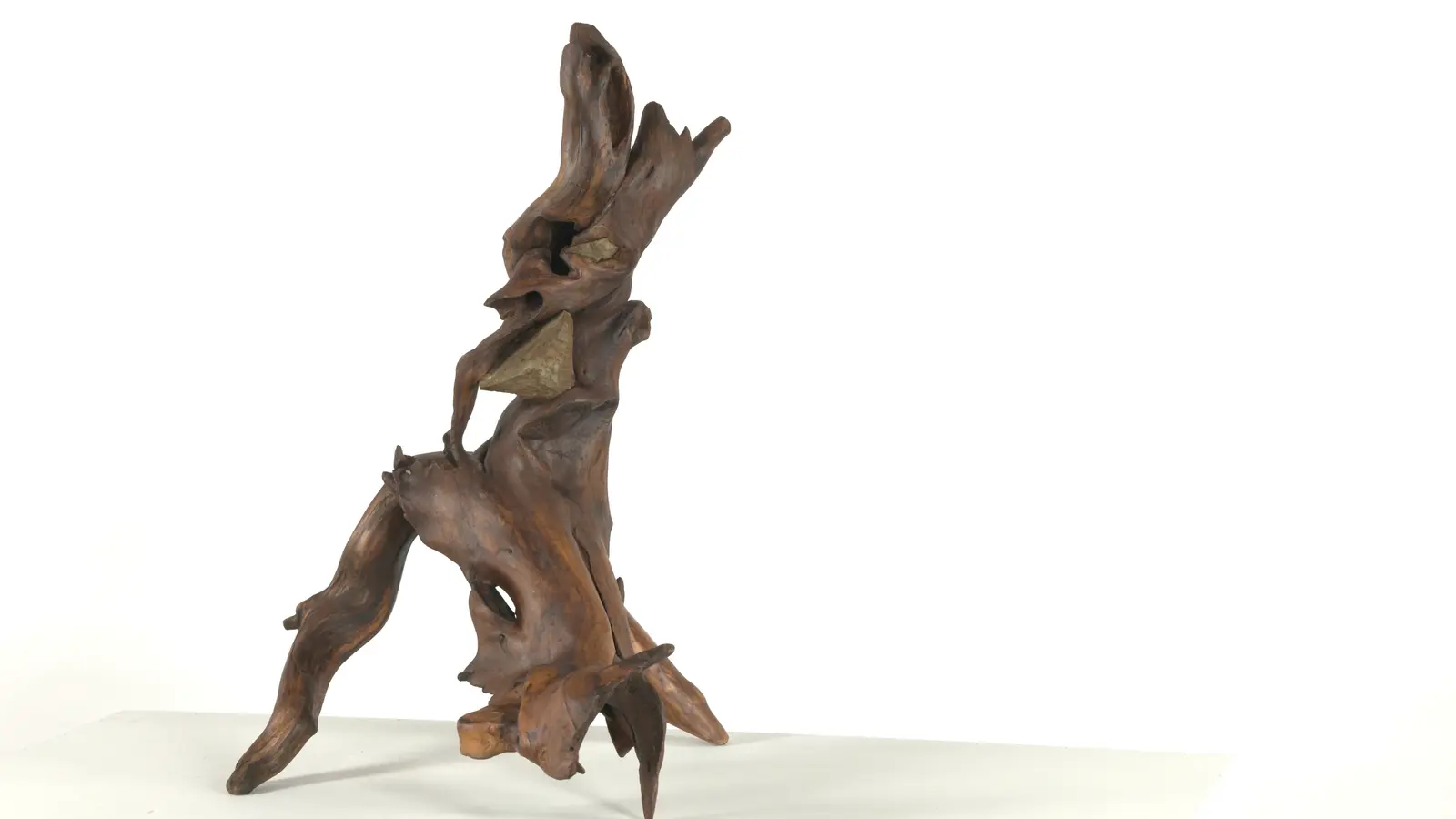 Totem racine + pierres — bois trouvé/raciné contorsionné en S vertical, pierres encastrées. — vue 4