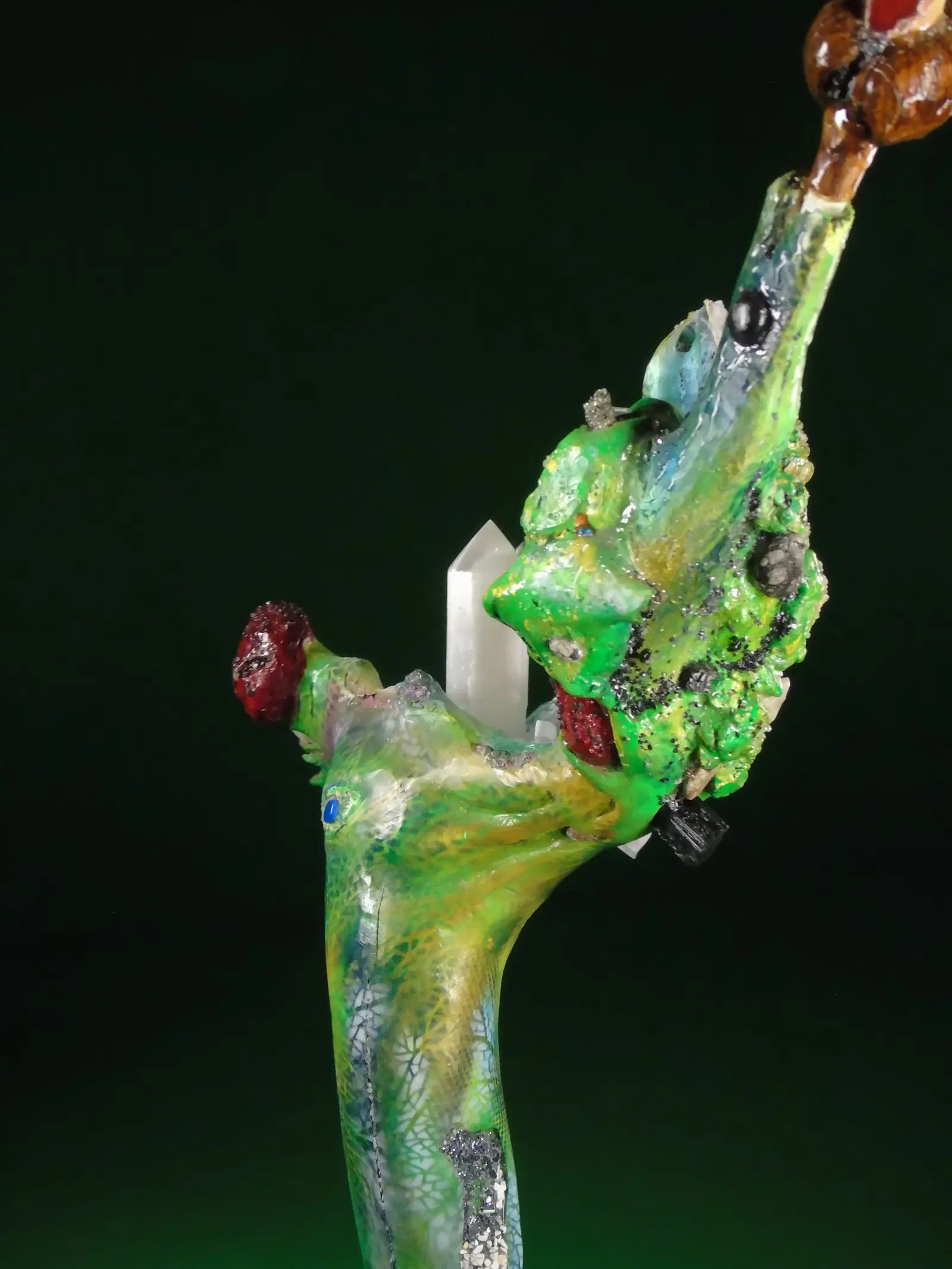 Branche aux pierres précieuses — gros plan macro de l'arrangement minéral sur fond noir, quartz pointu et incrustations cristallines (DSC00095)