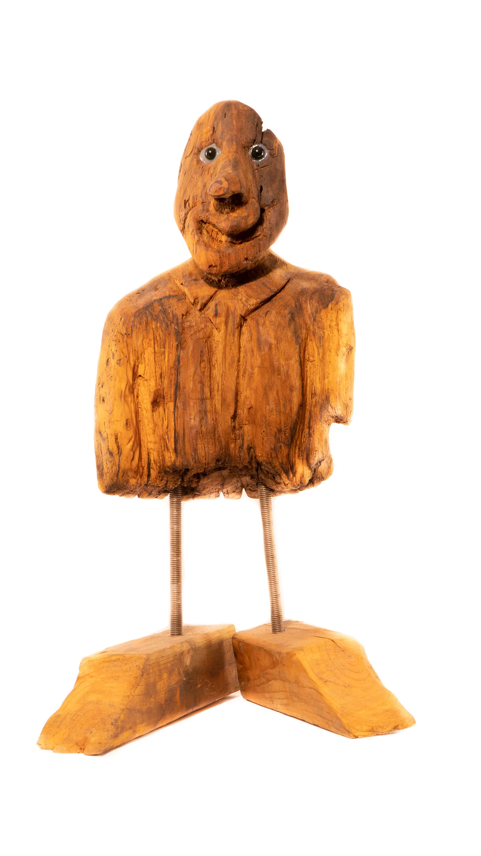 Sculpture : buste de bois aux yeux mobiles sur jambes grêles et pieds massifs, fond blanc de studio, œuvre de Robert Bibeau
