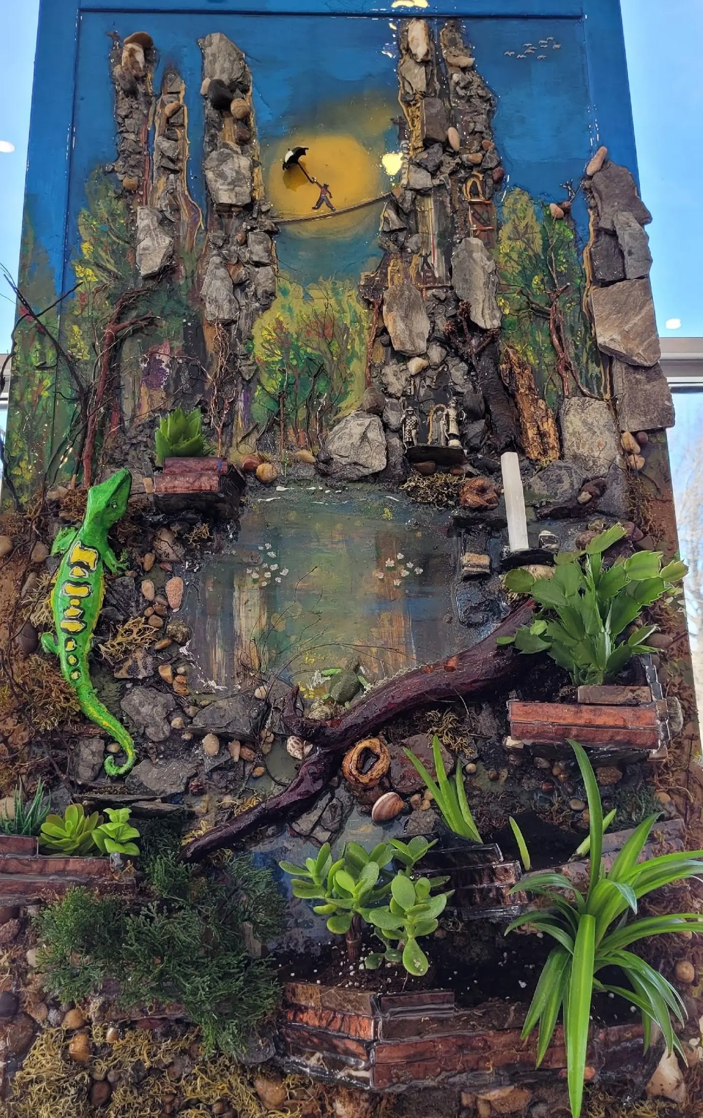 Salamandre de Robert Bibeau : diorama vertical en relief sur panneau de bois, falaises de pierre, cascade et bassin central, salamandre verte à gauche, plantes vivantes intégrées