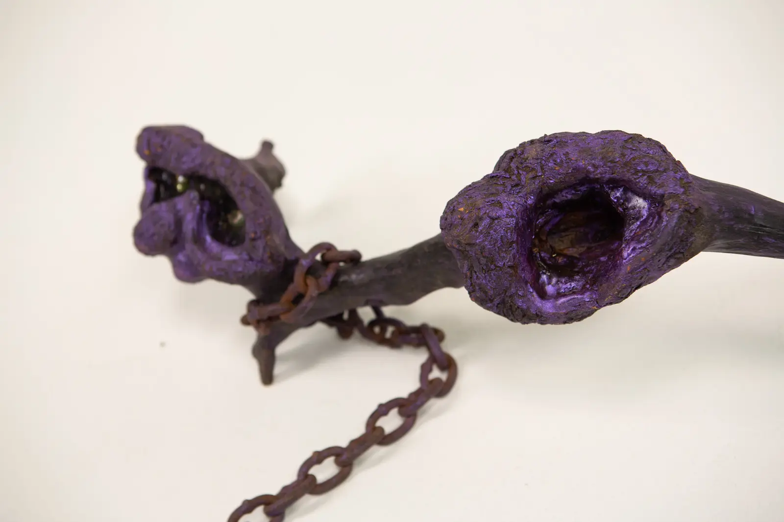 Détail de la cavité centrale béante au pigment violet glacé, creusée dans le corps de bois trouvé.