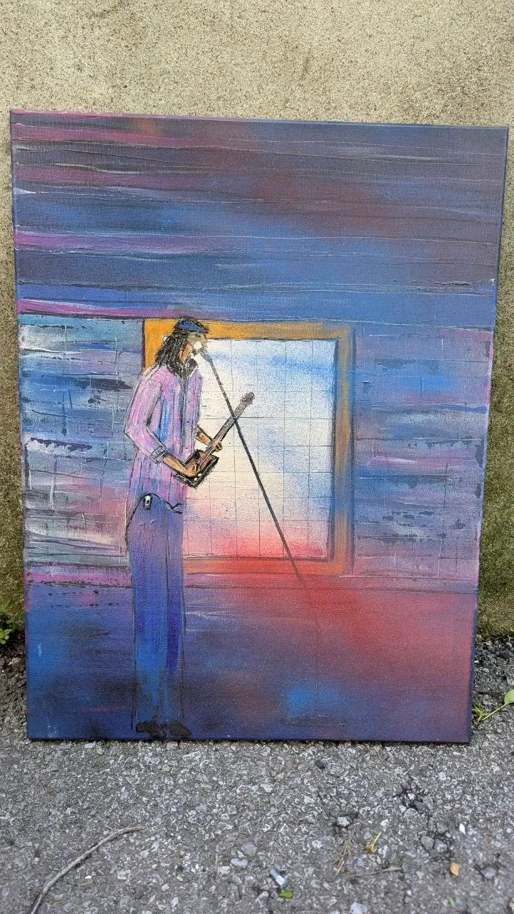 Peinture : figure de musicien aux cheveux longs, debout de profil, chantant dans un micro sur pied tout en tenant un petit instrument à cordes, devant une fenêtre au couchant orangé, mur de stries bleues et mauves, œuvre de Robert Bibeau