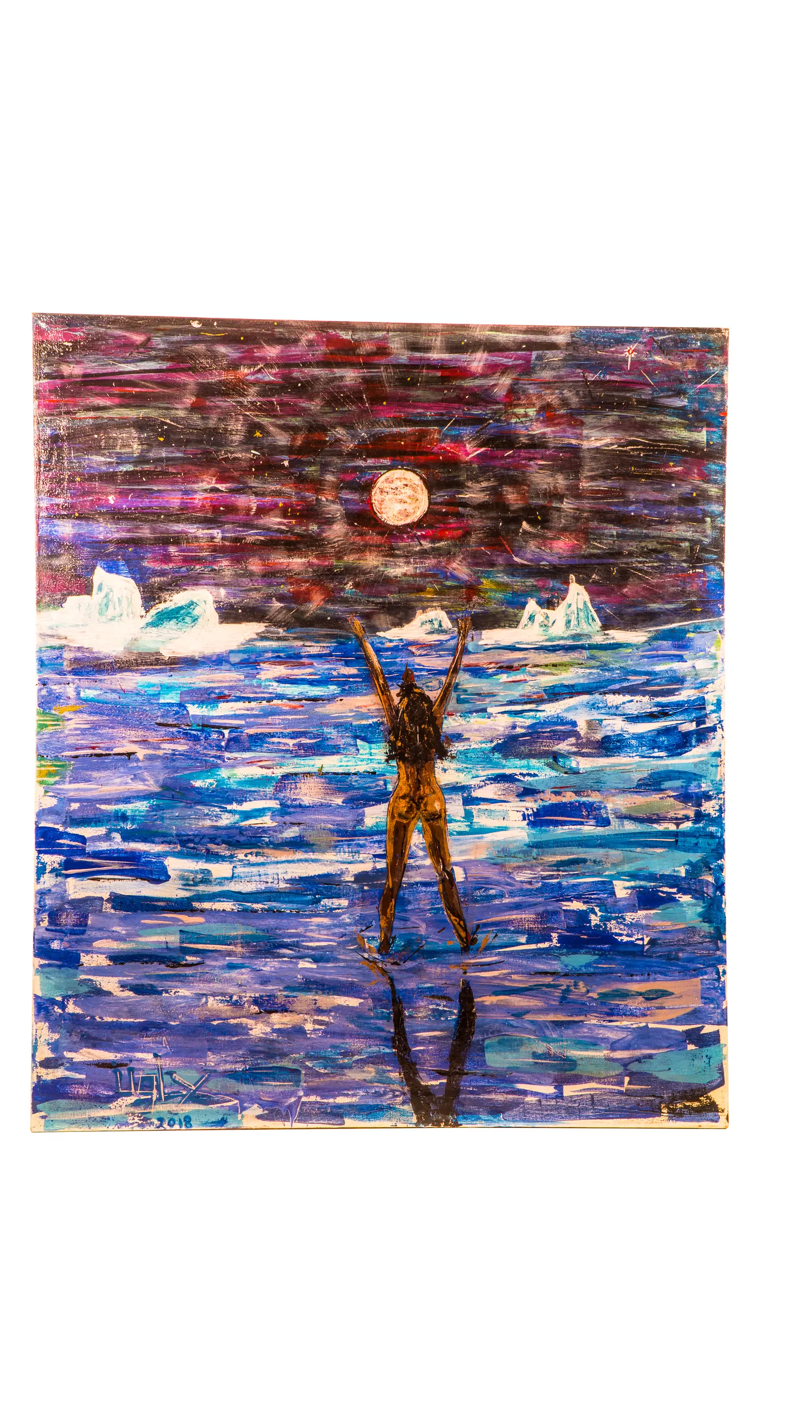 Peinture nocturne : figure dorée debout dans une mer aux icebergs, bras levés vers une lune rouge, reflet dans l'eau, œuvre de Robert Bibeau