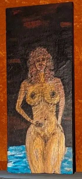 Nu féminin debout peint sur un panneau de bois vertical, corps en ocre et or sur fond brun sombre, bande d'eau bleue au pied de la figure, œuvre de Robert Bibeau