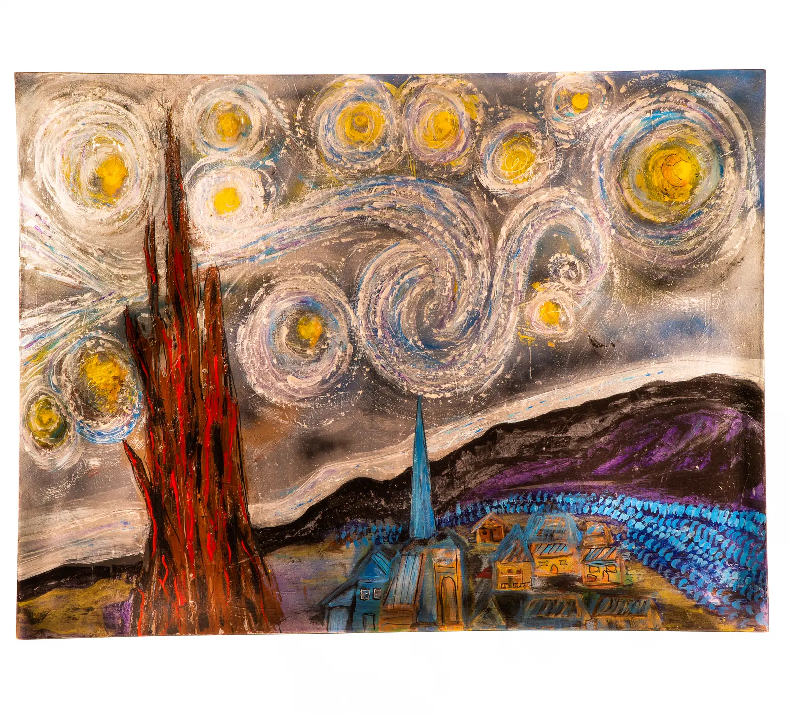 Variante de la Nuit étoilée : ciel de volutes grises et blanches, village aux toits bleus, montagnes violettes et grand arbre rouge au premier plan, œuvre de Robert Bibeau