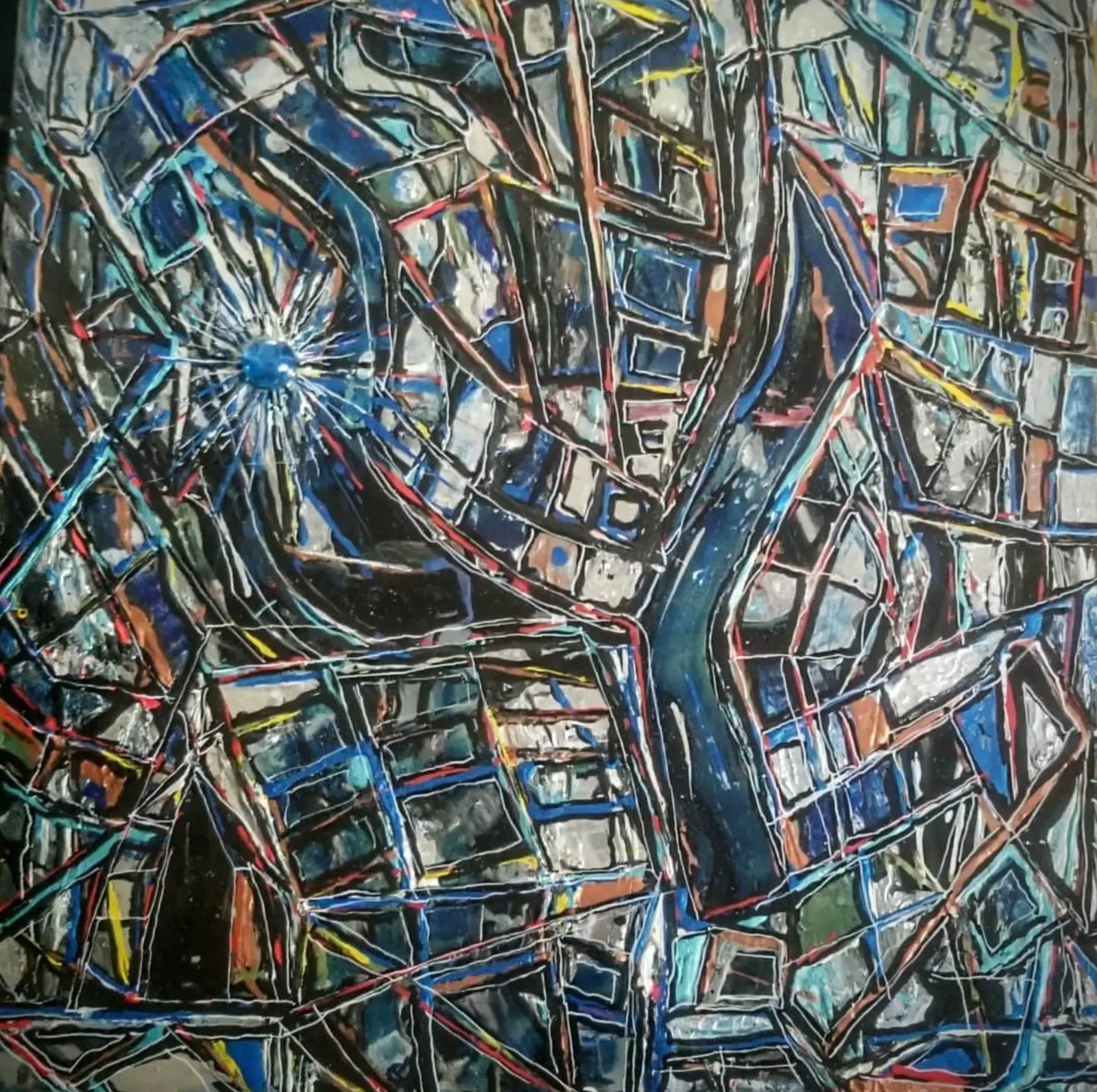 Cadrage serré sur la surface peinte, lacis de lignes noires et blanches rehaussé de rouge et de bleu, une bille bleue luisante fixée à gauche d'où partent des rayons, bande bleue sinueuse à droite