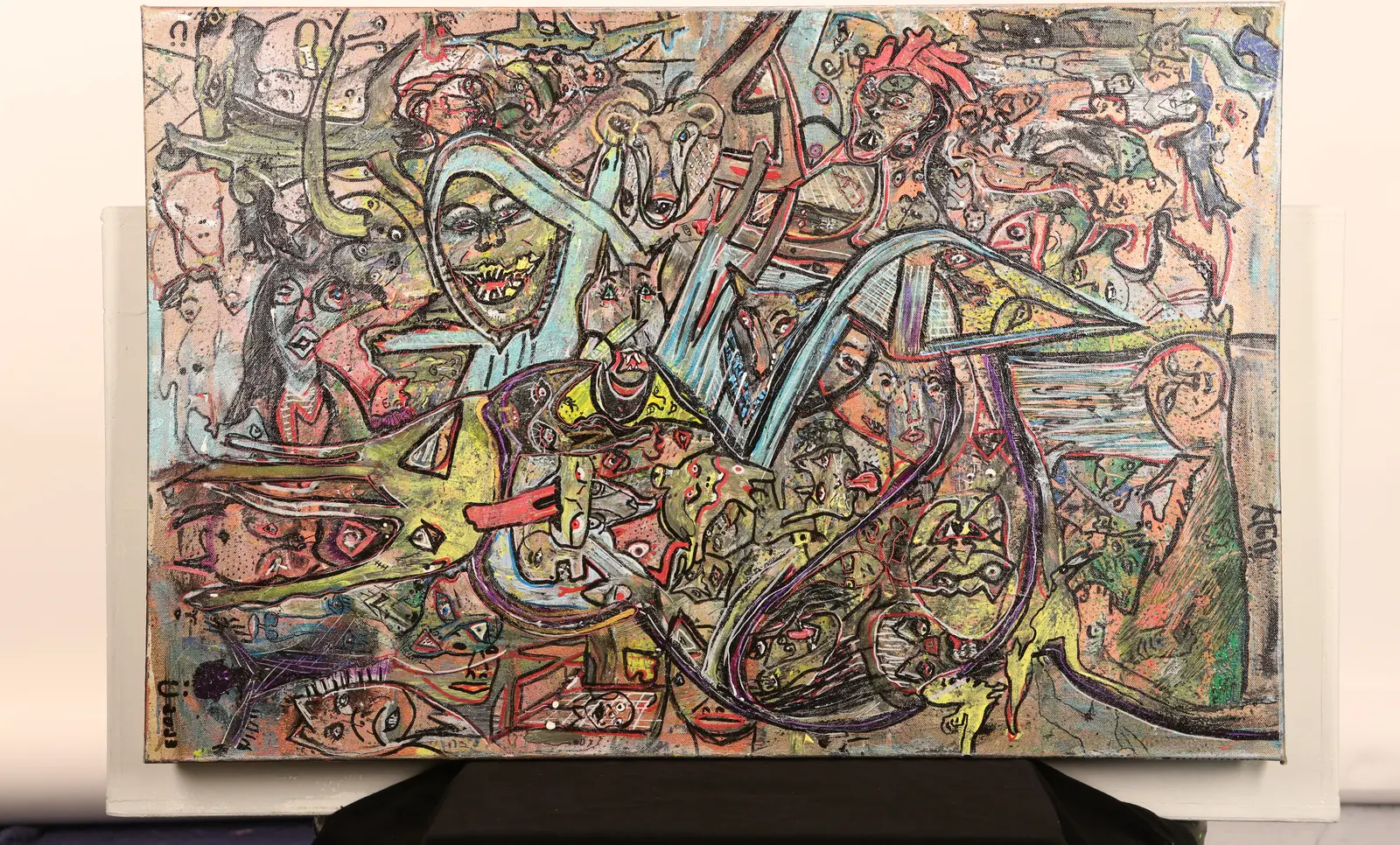 Style art brut Dubuffet — créatures, faces et formes en pastels verte/rose/jaune.