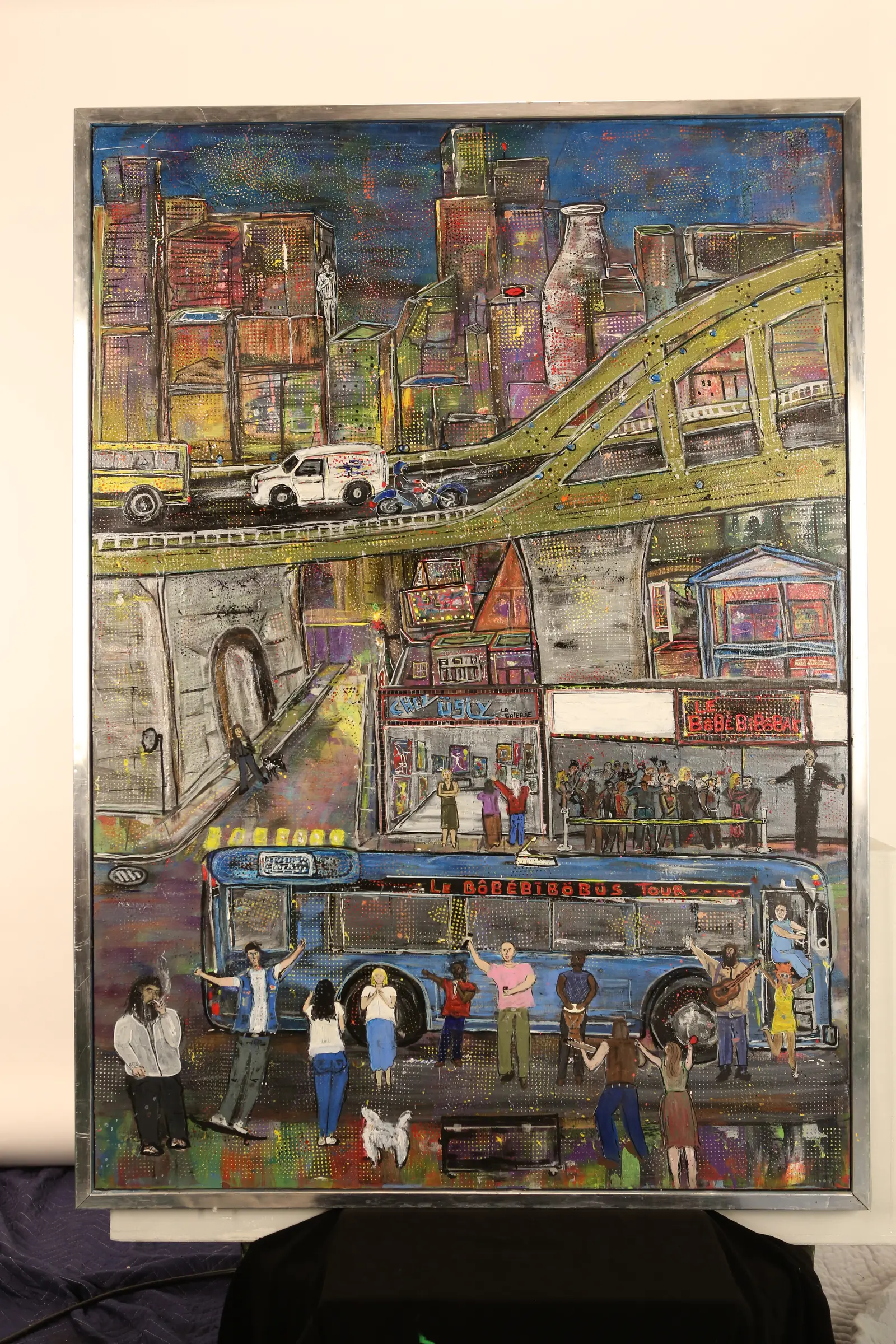 Vue plongeante d'une rue de Montréal — personnages, magasins, intersection. Style art naïf coloré.