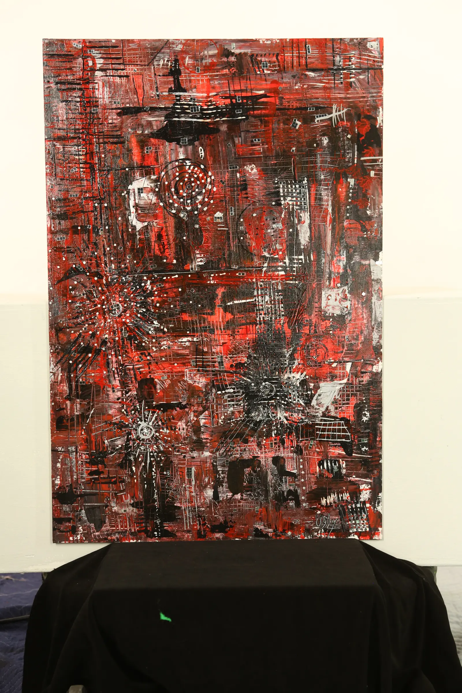 Rouge/noir/blanc, texture épaisse, étoiles éclatées centrales — expressionnisme tendu.