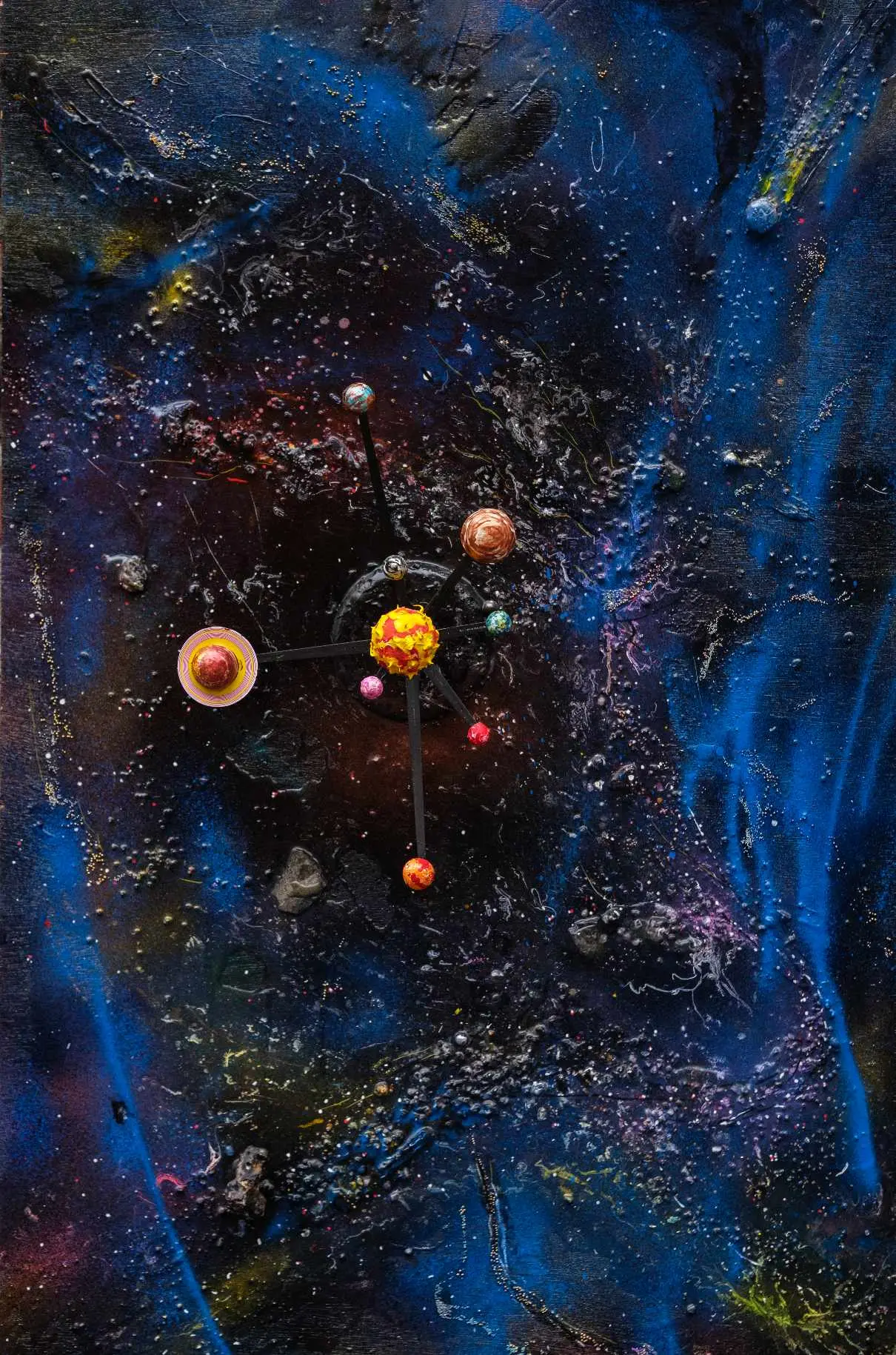 Fond noir, yeux et formes lumineuses orangées émergeant de l'obscurité.