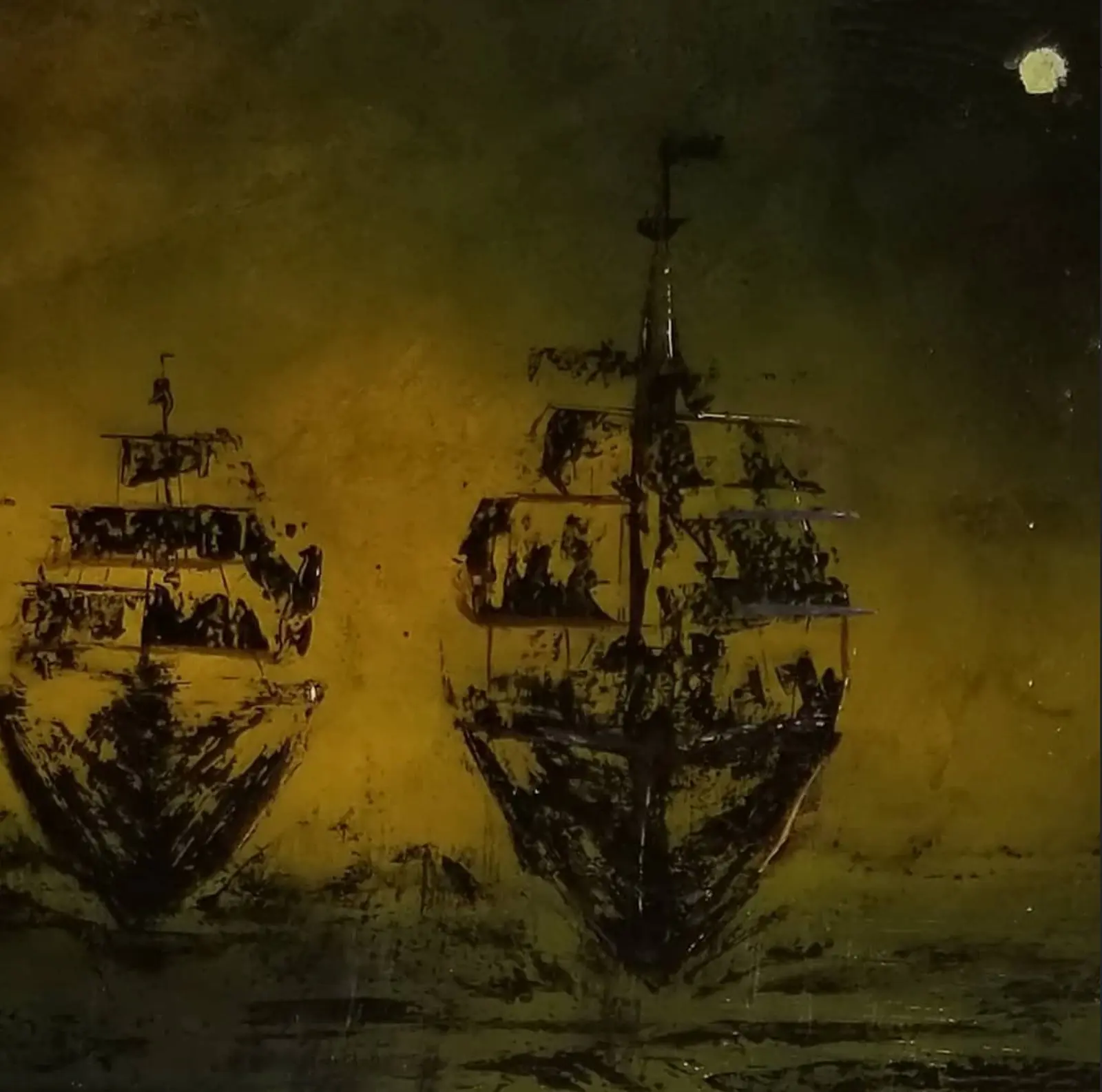 Deux voiliers aux voiles carrées vus de face, coques et mâtures peintes en noir épais, sur un fond jaune ocre qui s'assombrit en vert vers les bords, une petite lune pâle en haut à droite, œuvre de Robert Bibeau