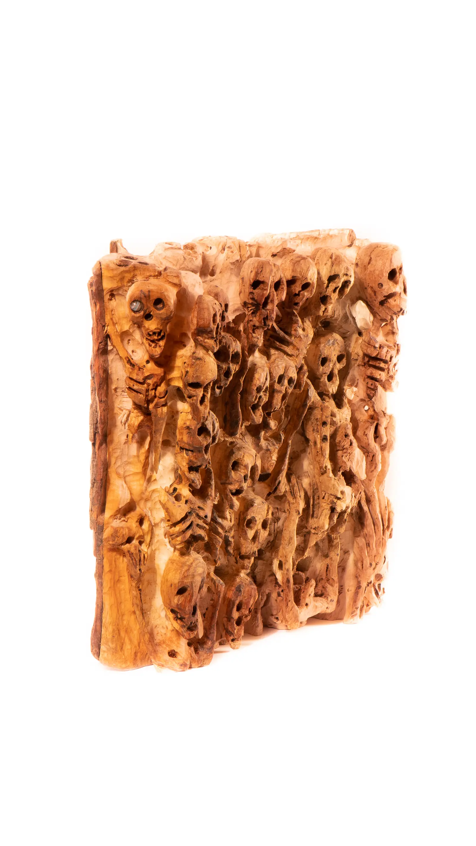 Le panneau de crânes vu de trois quarts, profondeur du relief