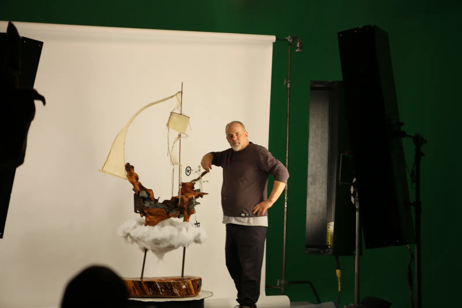 Robert Bibeau dans son studio, à côté du Vaisseau fantôme, séance de prise de vue 2025.