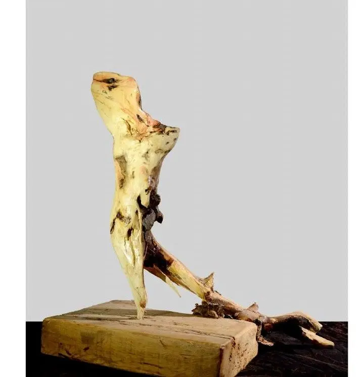 Rocky 2 — sculpture de Robert Bibeau sur fond neutre : figure en bois flotté à la posture penchée et dynamique, montée sur un socle de bois clair