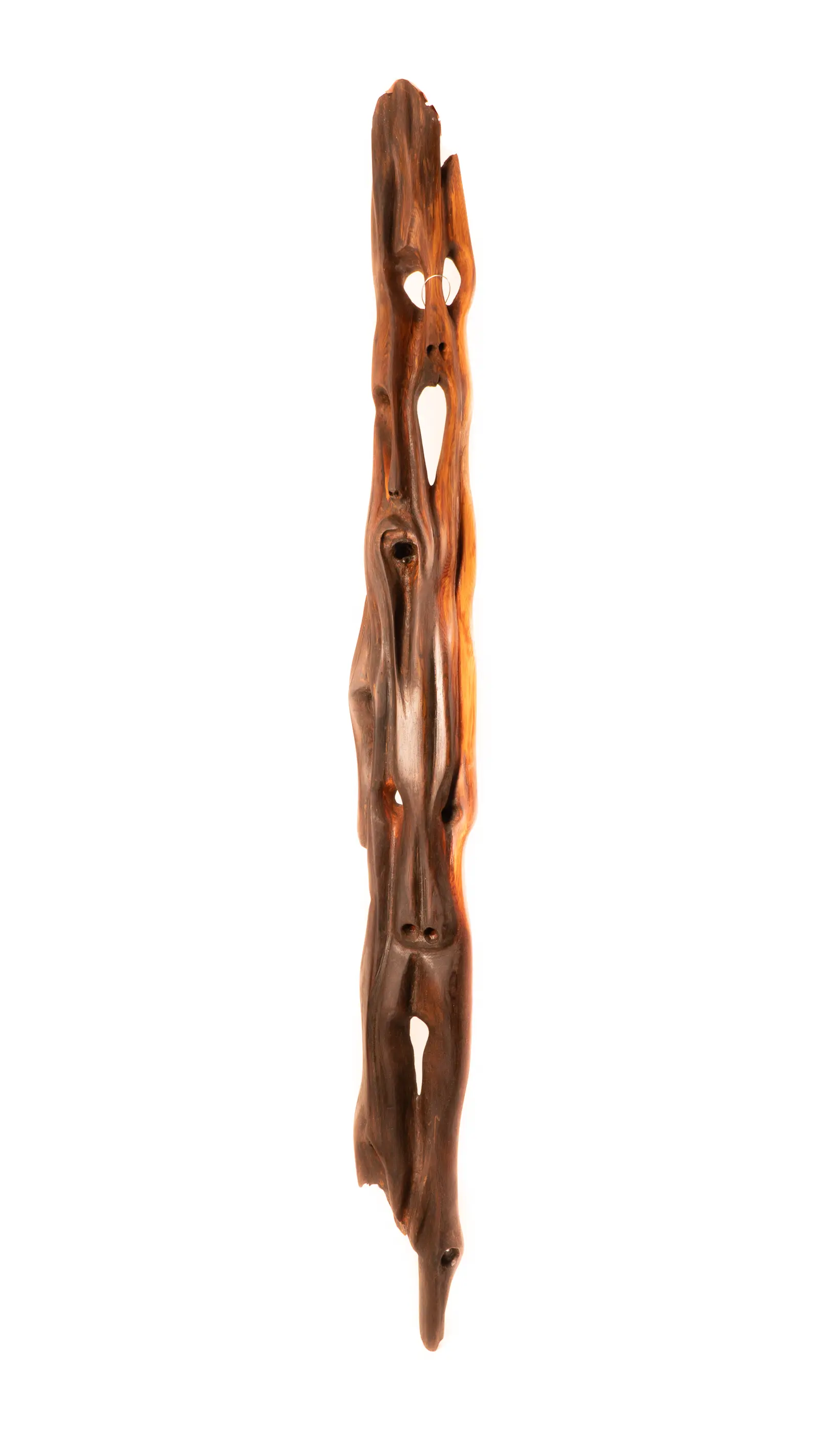 Yin-Yang : longue colonne de bois flotté sculptée de visages superposés aux yeux évidés, fond blanc de studio, œuvre de Robert Bibeau